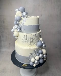 Elegantna torta na sprat sa biser ukrasima