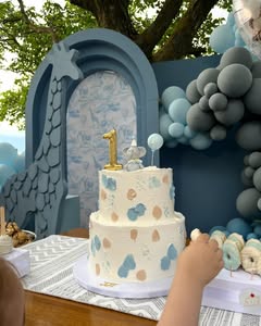 Torta za prvi rođendan u plavim pastelnim tonovima