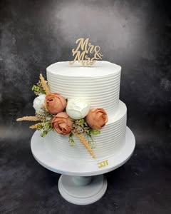 Svadbena torta sa Mr & Mrs ukrasom i ružama