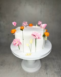 Minimalistička bela torta sa cvetićima od šećerne paste